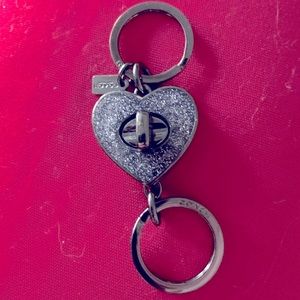Vintage Valet Legacy Gray Glitter Turnlock Heart Key Fob